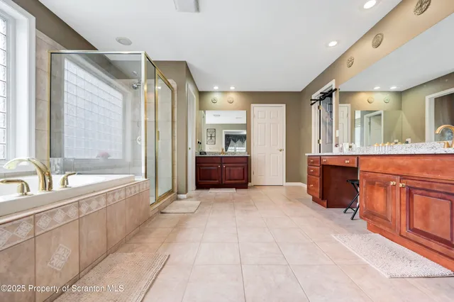 $739,000 | 708 Clover Lane, Moscow, PA 18444