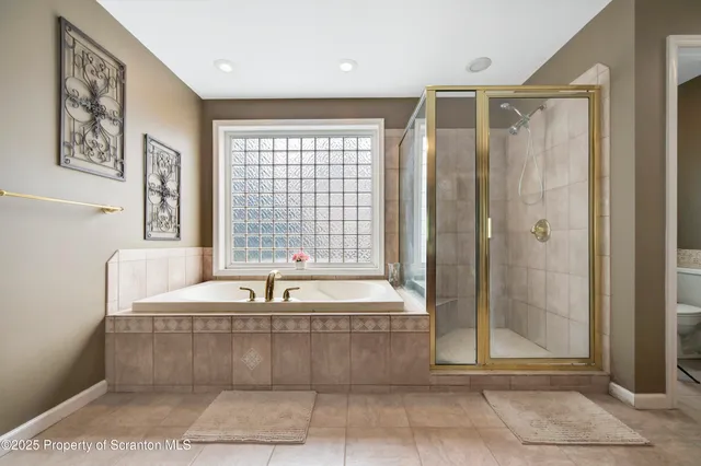 $739,000 | 708 Clover Lane, Moscow, PA 18444