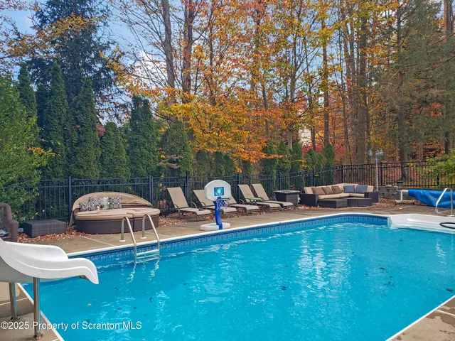 $739,000 | 708 Clover Lane, Moscow, PA 18444