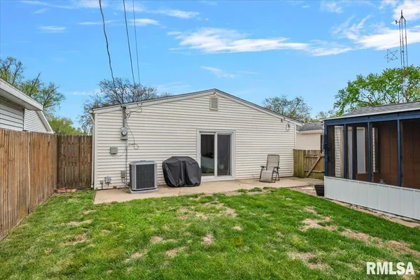 $159,900 | 1705 Fairfield Drive, Springfield, IL 62702
