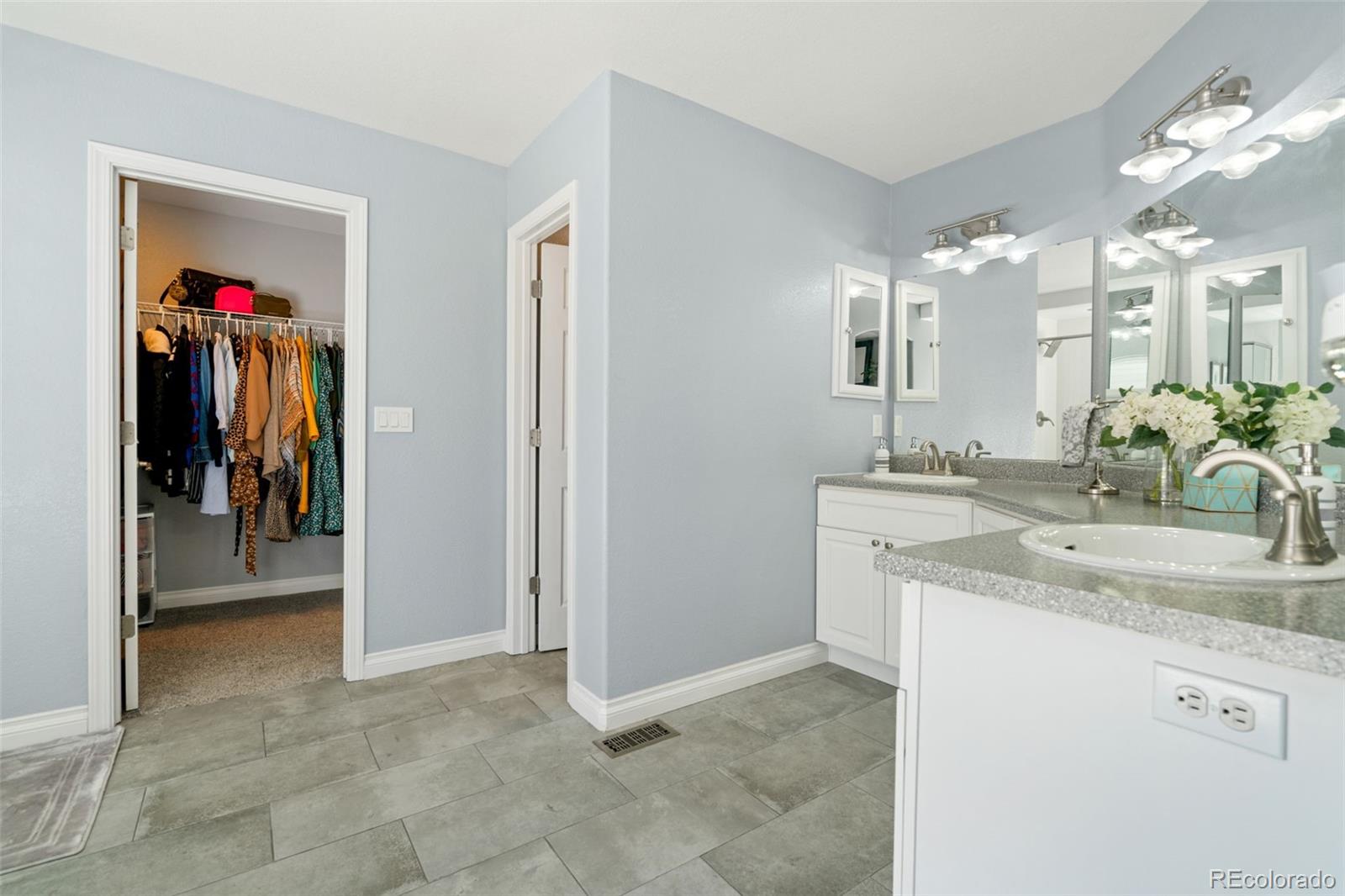 2667 West Bitterroot Place Highlands Ranch, CO 80129 - Photo 25 of 40 a bathroom with a sink and a mirror