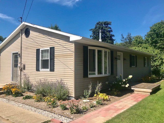 5755 Vinton Road Williamsburg, MI 49690 - Photo 2 of 18 1852425-1.JPG