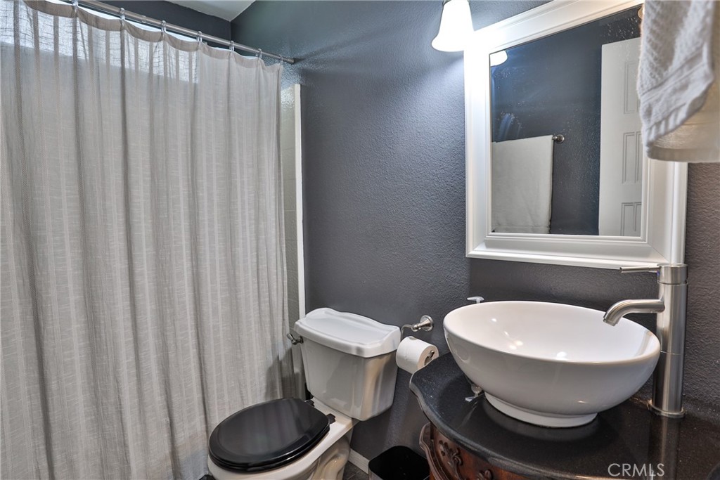 12309 Wintergreen Street Rancho Cucamonga, CA 91739 - Photo 25 of 32 Upstairs hall bathroom