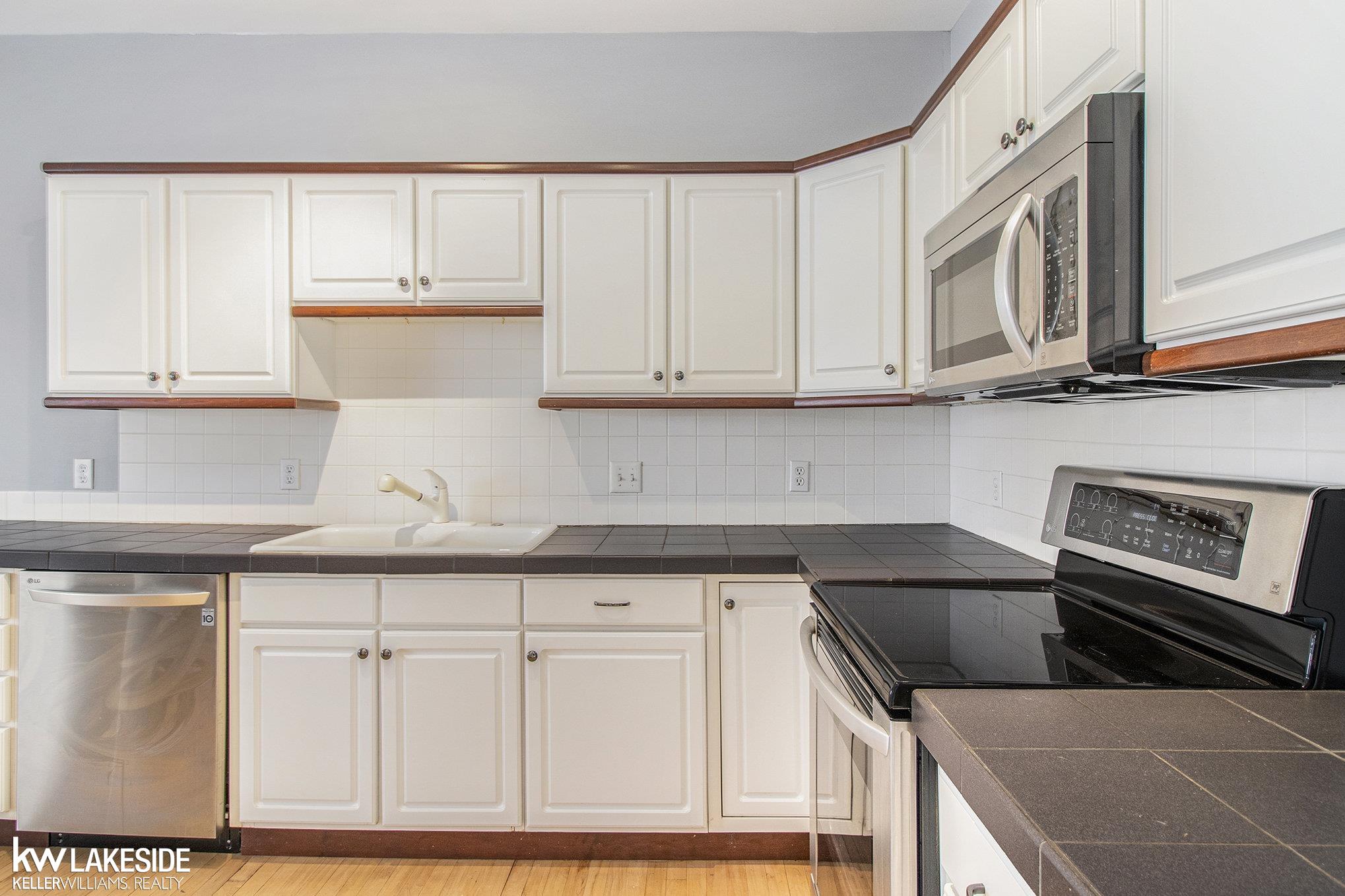 2662 Crooks Road Royal Oak, MI 48073 - Photo 11 of 29 50112435-10.JPG
