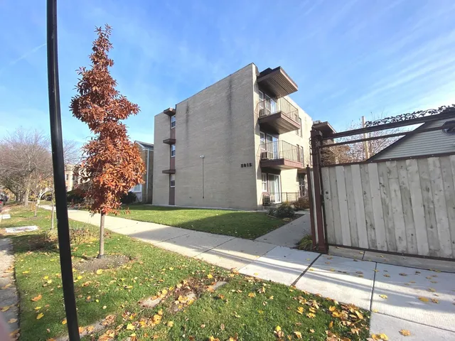 $230,000 | 5815 North Spaulding Avenue, Unit 2C, Chicago, IL 60659