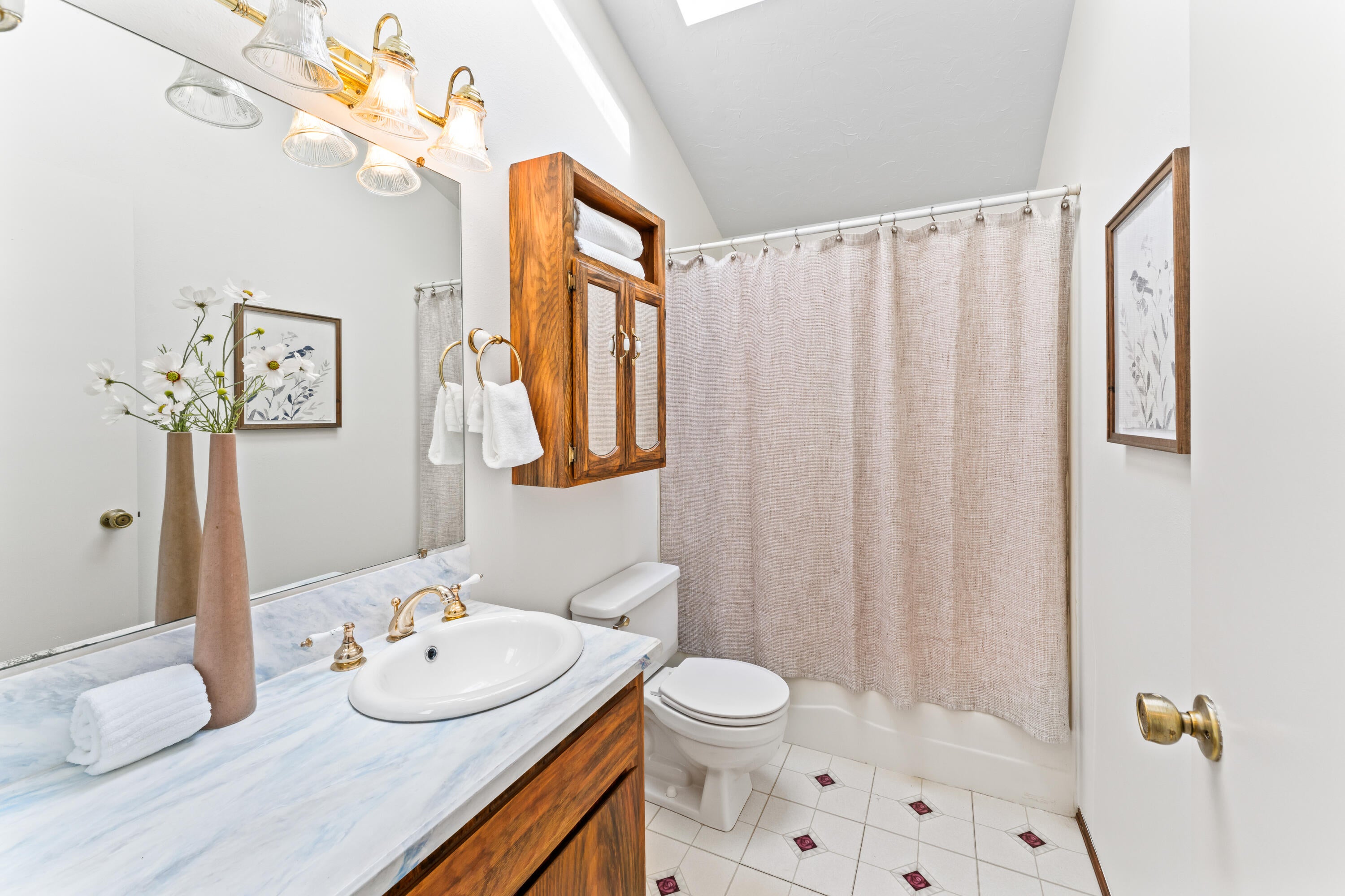 17845 Plainview Road Bend, OR 97703 - Photo 22 of 41 Guest Bath