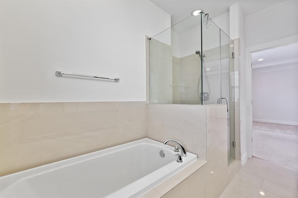 1525 Johnson Street Houston, TX 77007 - Photo 20 of 26 a bathroom with a bathtub and a shower