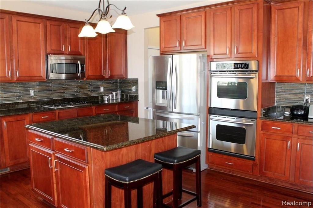 27291 Victoria Road Novi, MI 48374 - Photo 7 of 52