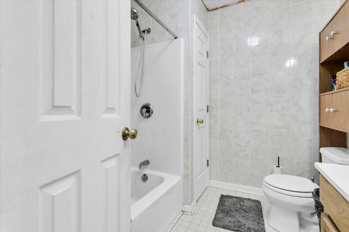 4090 Rockingham Boulevard Roanoke, VA 24014 - Photo 15 of 32 a bathroom with a toilet and a bathtub