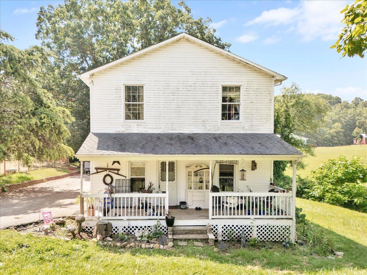 4090 Rockingham Boulevard Roanoke, VA 24014 - Photo 2 of 32 a front view of a house with a garden