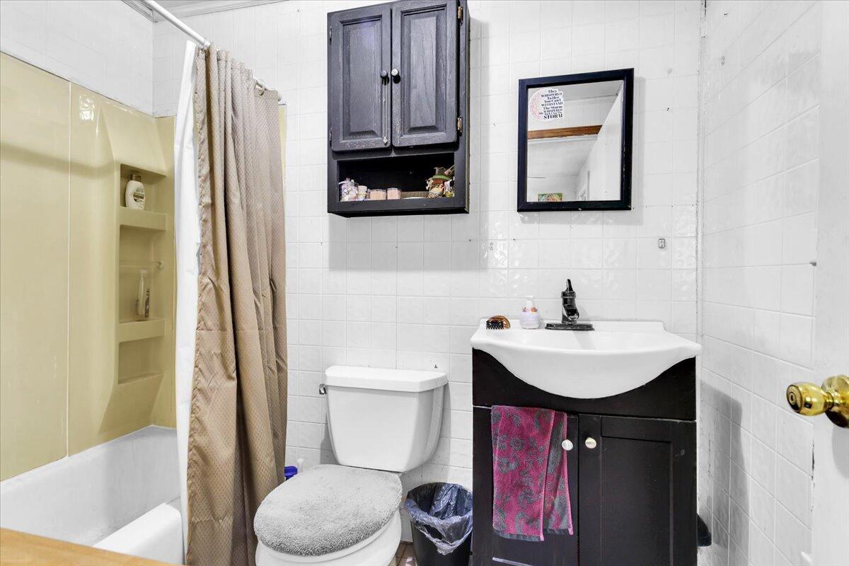 4090 Rockingham Boulevard Roanoke, VA 24014 - Photo 10 of 32 a bathroom with a sink toilet and shower