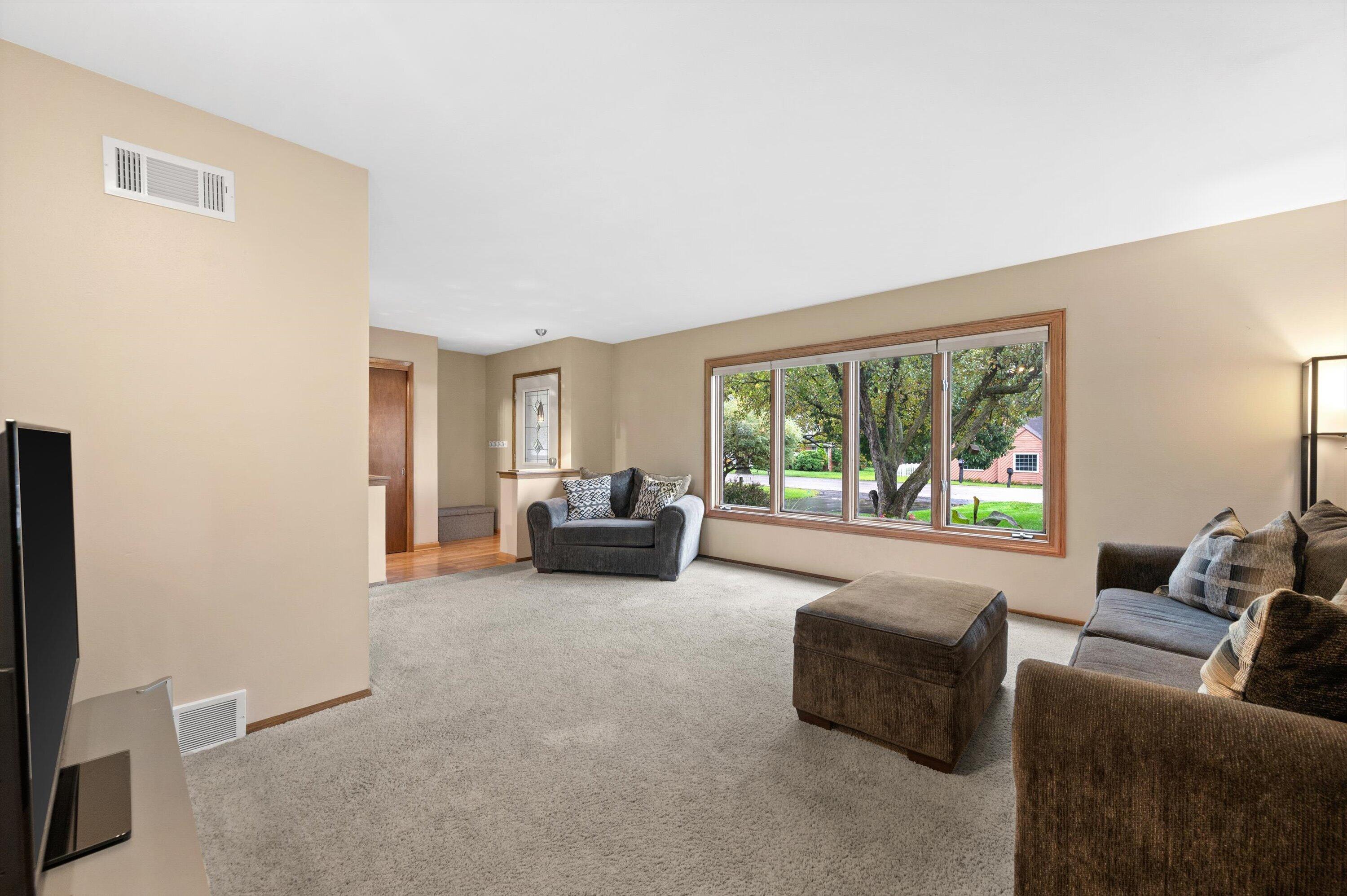 9322 West Cold Spring Road Greenfield, WI 53228 - Photo 5 of 43 Living Room
