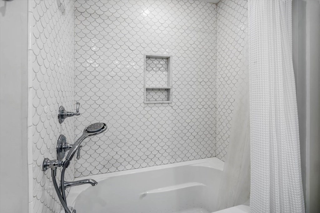 282 King Caesar Road Duxbury, MA 02332 - Photo 24 of 38 a bathroom with a bathtub
