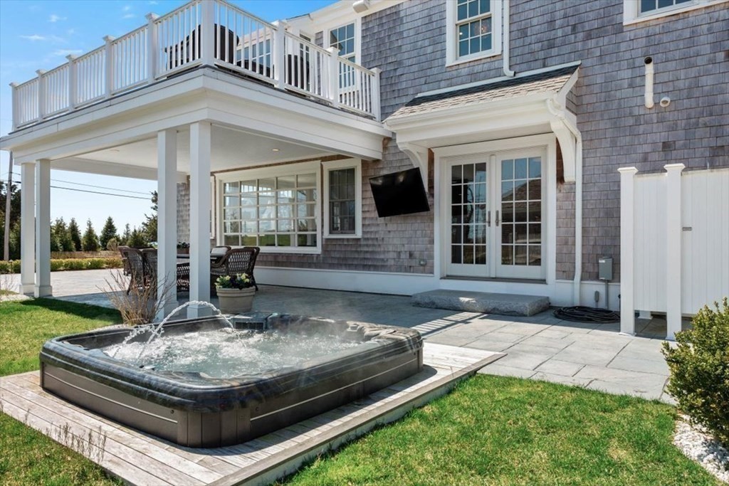 282 King Caesar Road Duxbury, MA 02332 - Photo 32 of 38 a front view of a house with garden