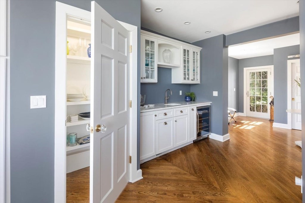 282 King Caesar Road Duxbury, MA 02332 - Photo 5 of 38 a view of a open shower and a window