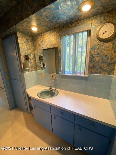 4754 River Ridge Drive Lansing, MI 48917 - Photo 14 of 46 master bathroom
