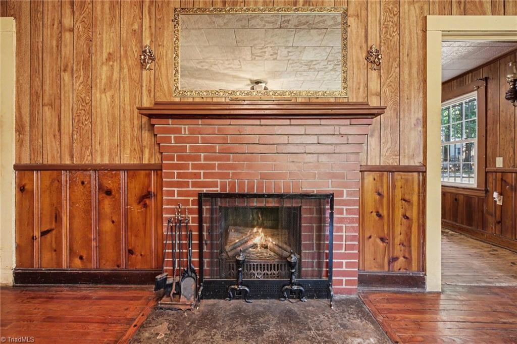 811 Cliffside Avenue High Point, NC 27260 - Photo 5 of 19 Living Room