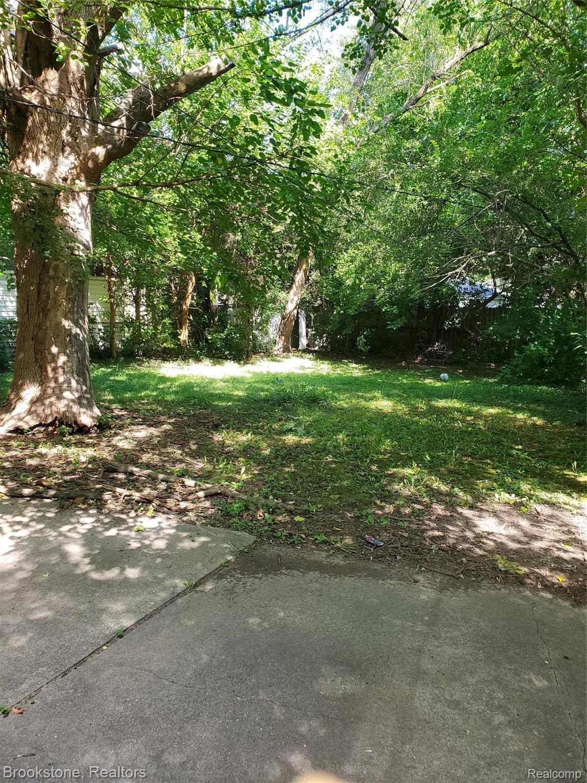 655 Shadowlawn Street Inkster, MI 48141 - Photo 10 of 12 Backyard.jpg