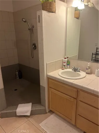 a view of entryway with furniture
