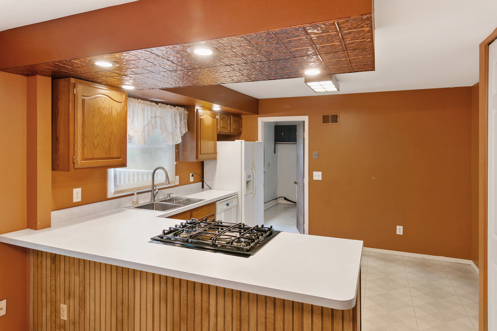 314 Boulder Hill Pass Montgomery, IL 60538 - Photo 8 of 19 a kitchen with a table and chairs