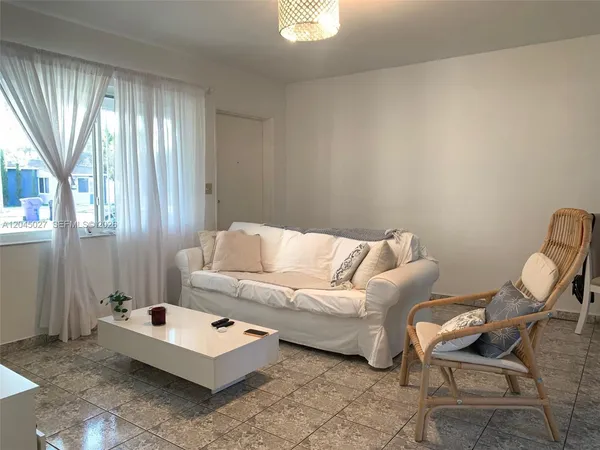 $2,400 | 2131 Arthur Street, Hollywood, FL 33020