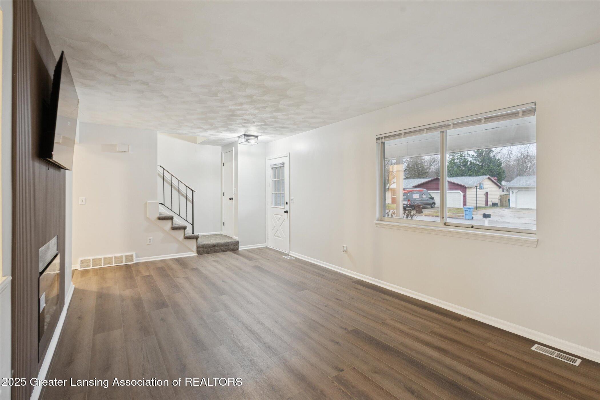 218 Raritan Road Lansing, MI 48911 - Photo 5 of 30 08-218-Raritan-Rd-Windowstill
