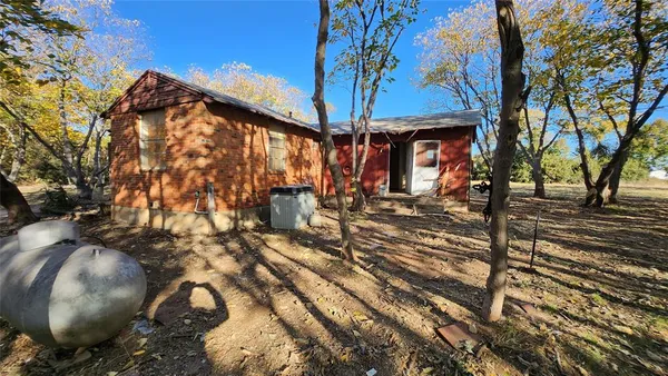 a view of a barn in the middle of a yard