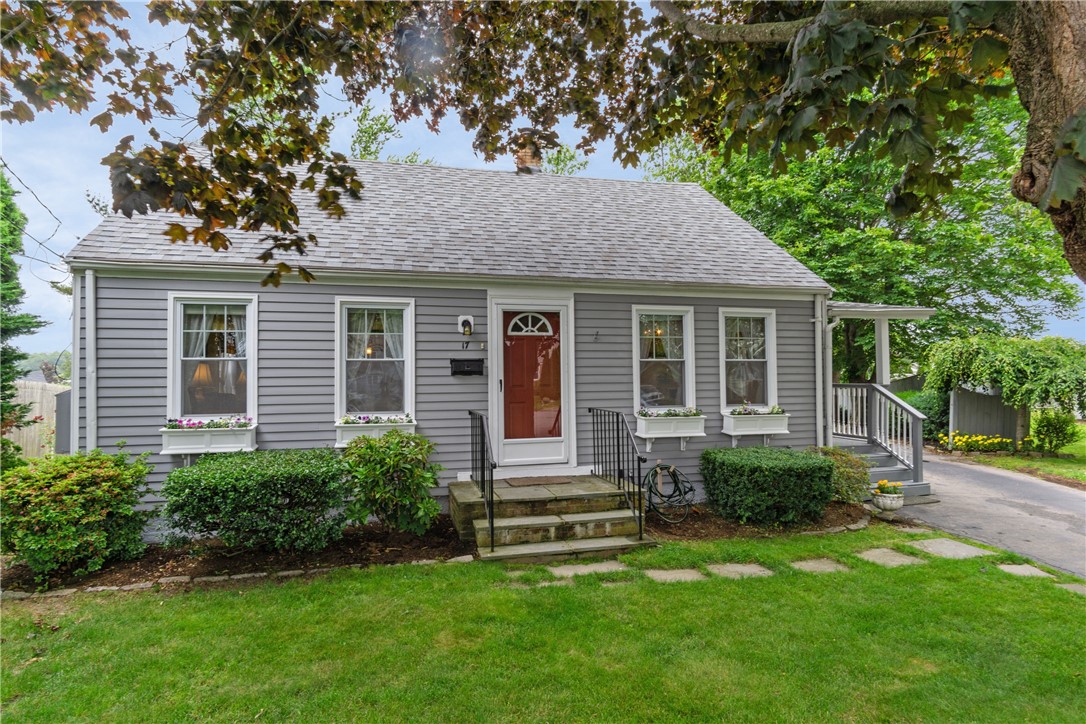 17 Rosedale Court Middletown, RI 02842 - Photo 2 of 28
