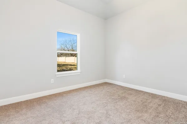 $2,100 | 514 Park Circle, Hondo, TX 78861
