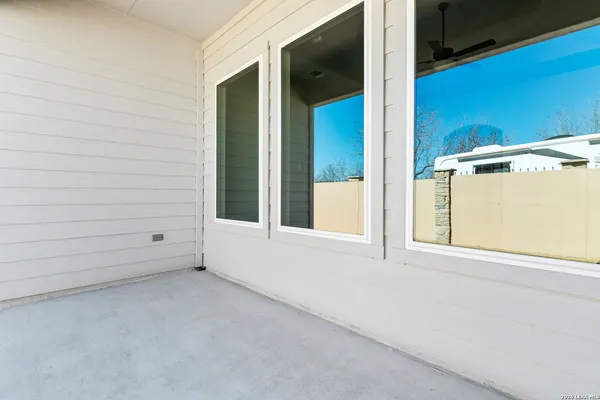$2,100 | 514 Park Circle, Hondo, TX 78861