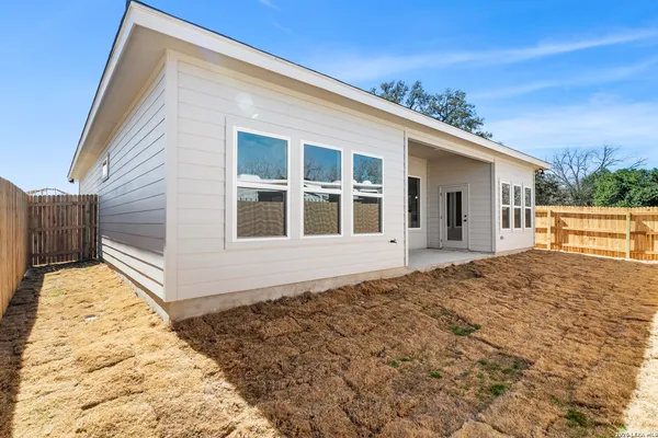 $2,200 | 514 Park Circle, Hondo, TX 78861