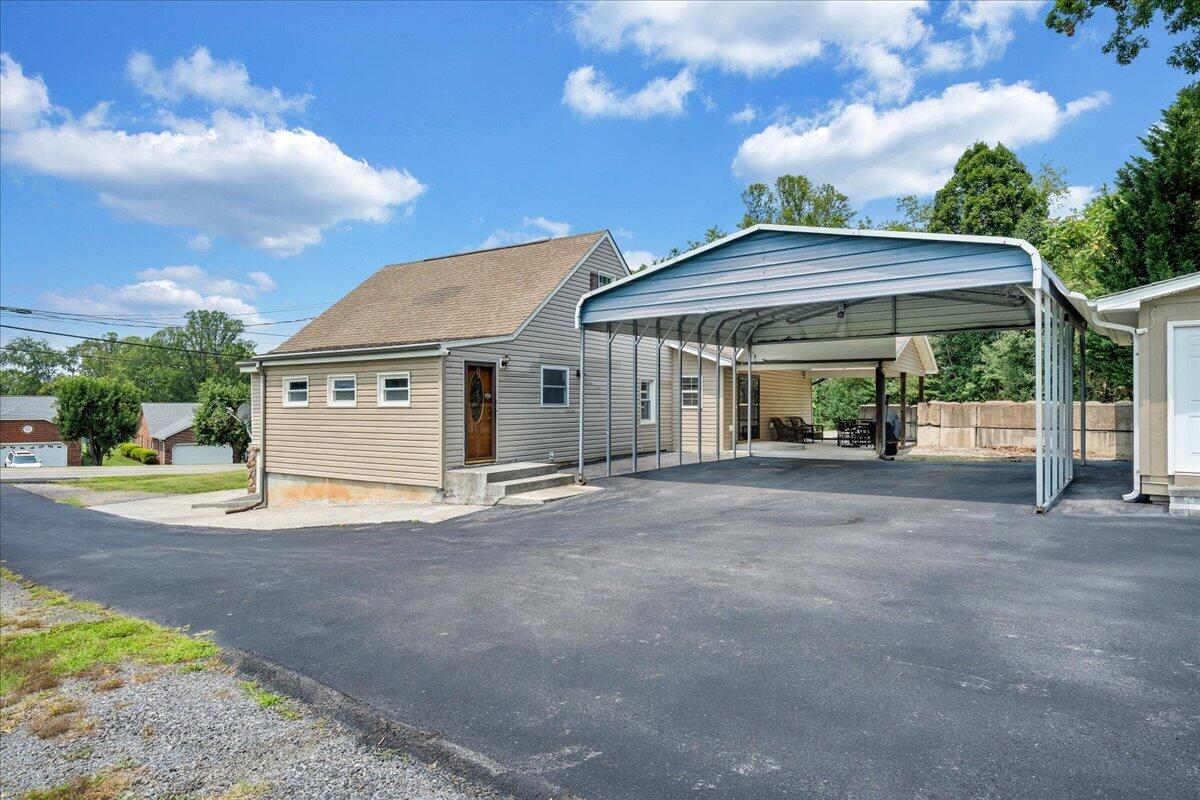 2366 Feather Road Vinton, VA 24179 - Photo 3 of 35 53-MIB00893