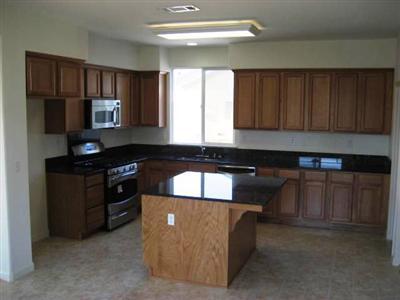 628 Abbott Court Reedley, CA 93654 - Photo 2 of 7 Granite Counter Tops in Kitchen