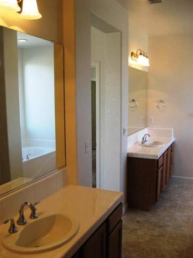628 Abbott Court Reedley, CA 93654 - Photo 6 of 7 Master Bath