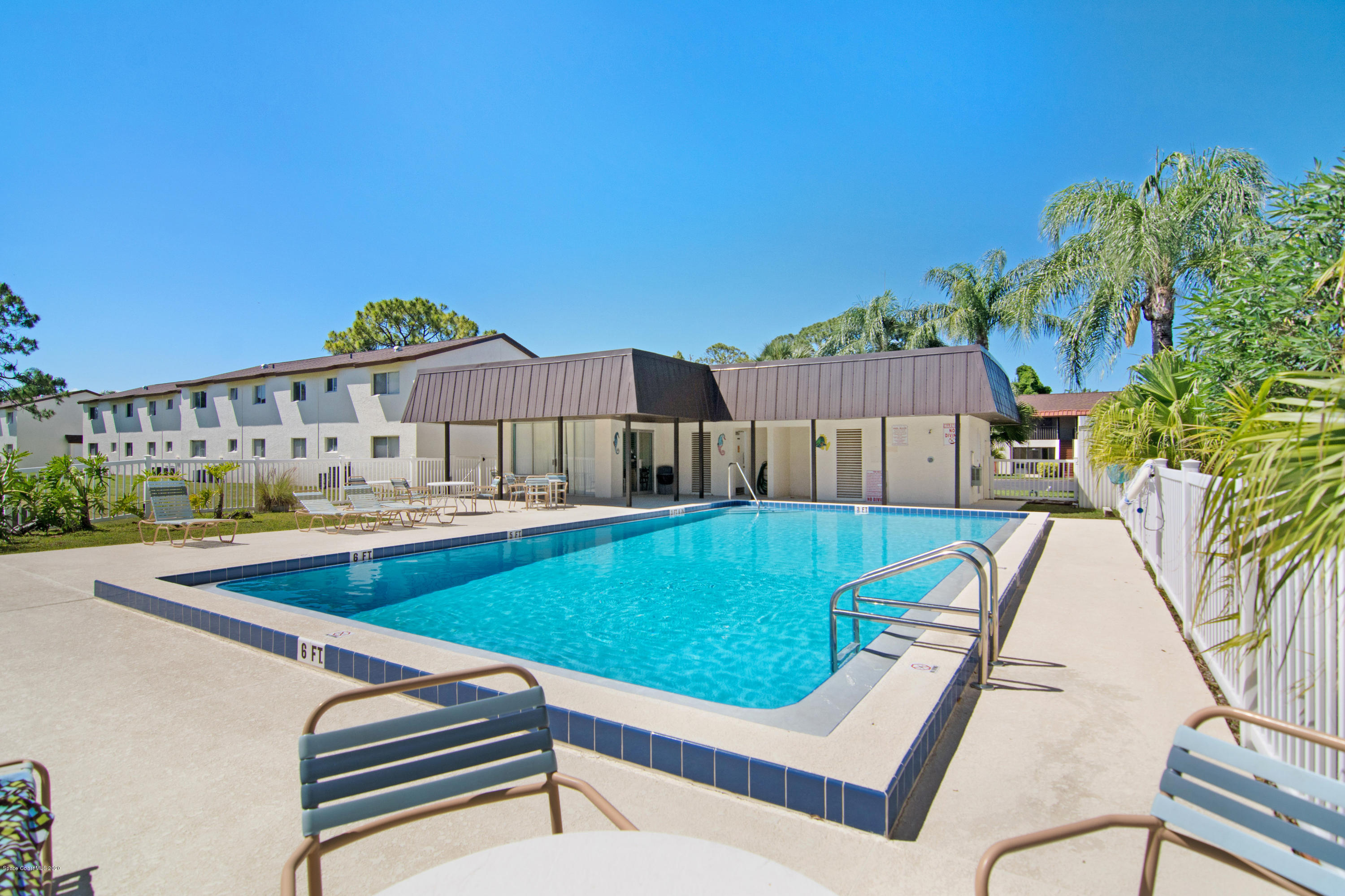 708 Ridge Club Drive, Unit 37 Melbourne, FL 32934 - Photo 19 of 25 a view of a chairs and table in the terrace