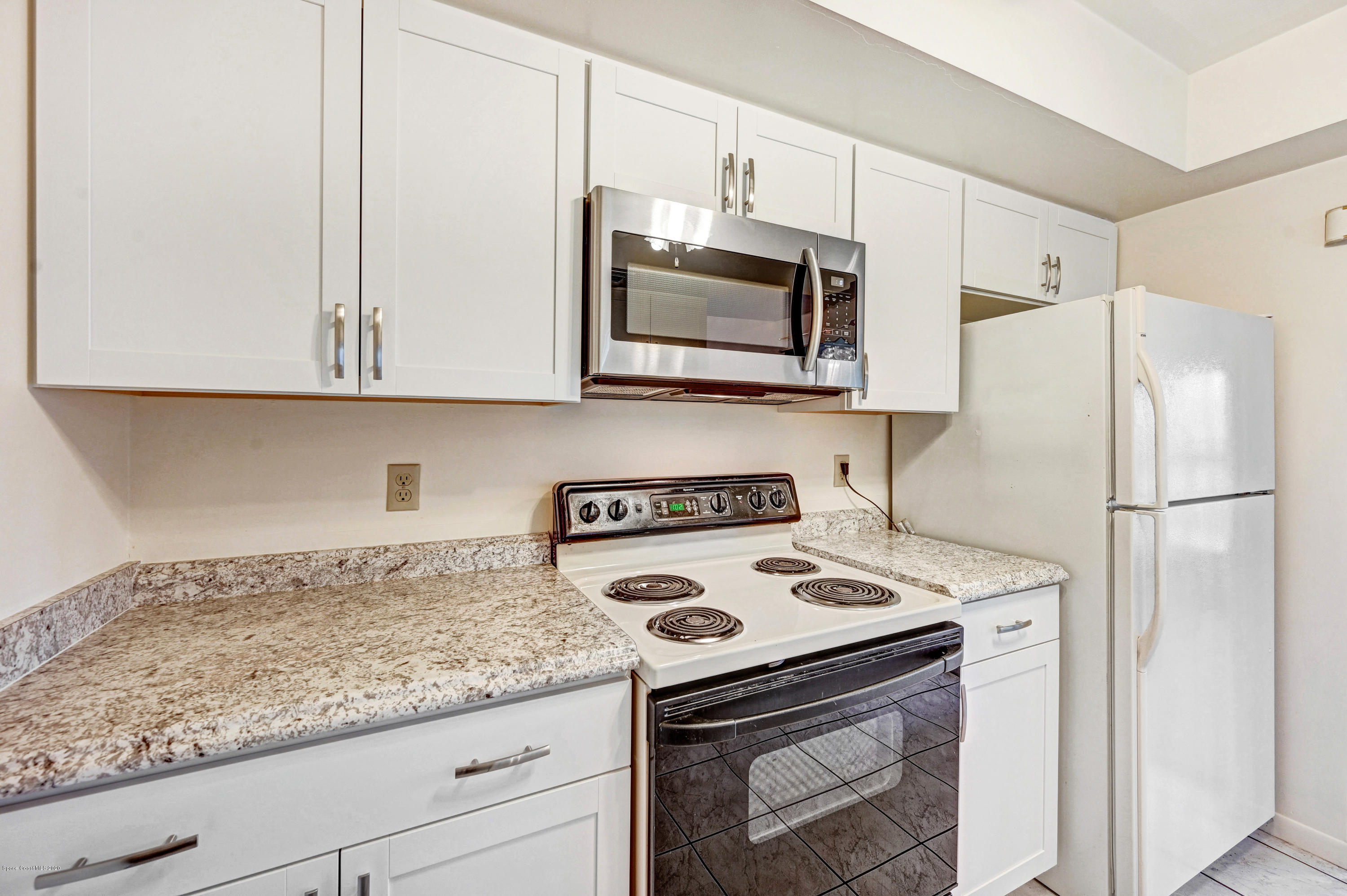 708 Ridge Club Drive, Unit 37 Melbourne, FL 32934 - Photo 10 of 25 a kitchen with appliances cabinets and a counter top space