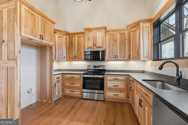 a view of outdoor area with green trees