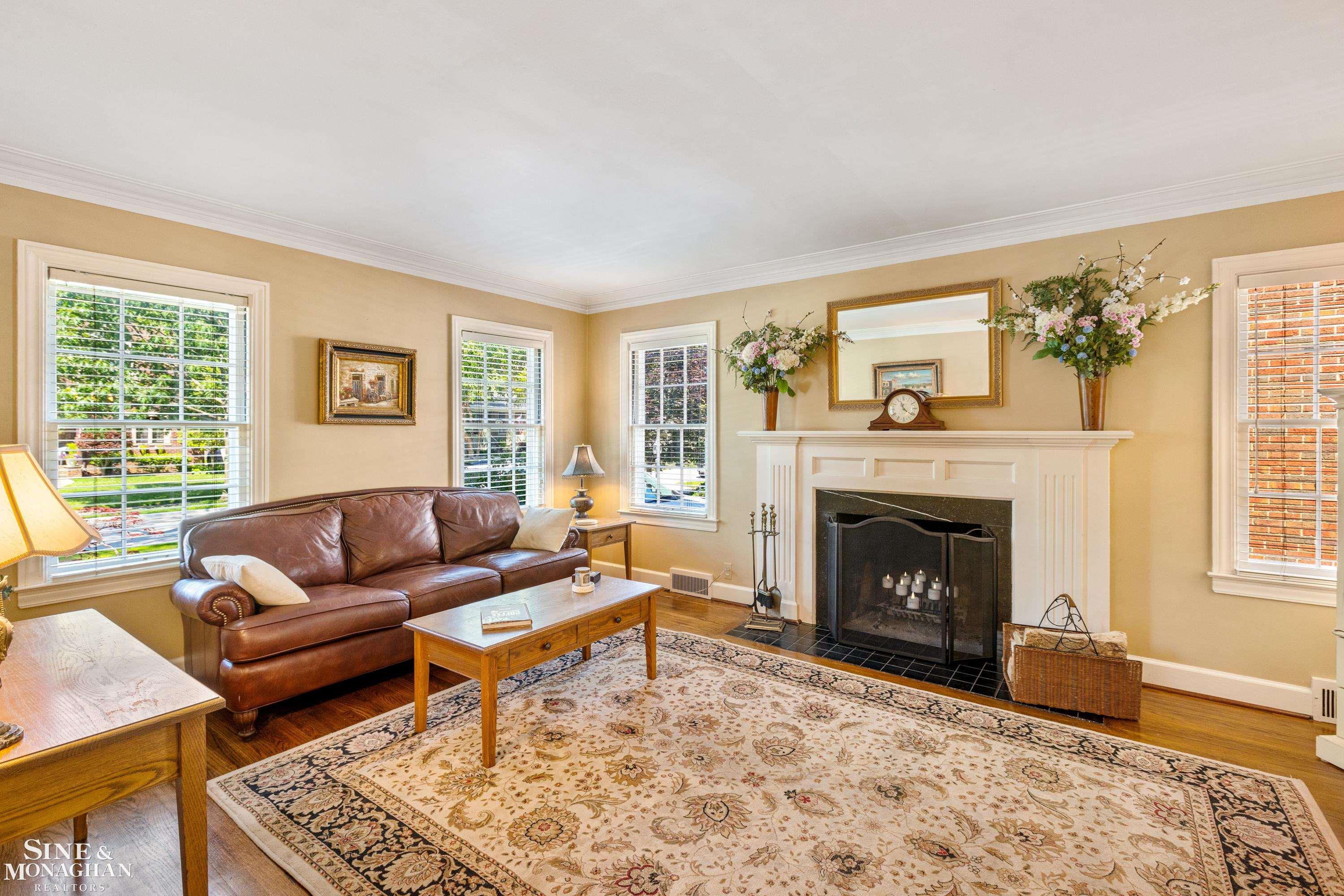 170 Fisher Road Grosse Pointe, MI 48230 - Photo 8 of 38 50114674-8.JPG