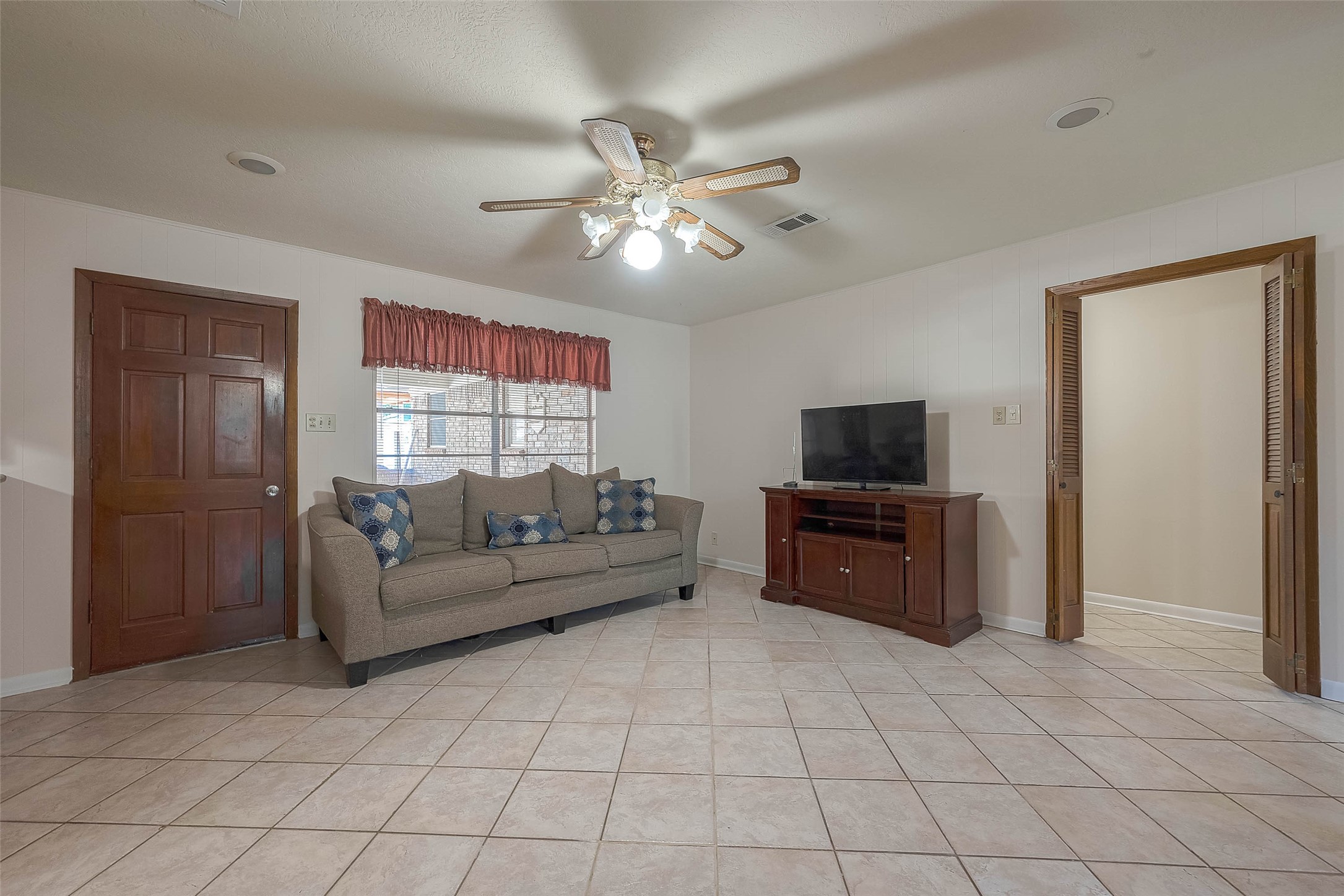 1503 Miles Street Rosenberg, TX 77471 - Photo 4 of 25 a living room with furniture and a flat screen tv