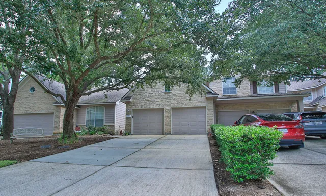 $265,000 | 127 East Greenhill Terrace Place, The Woodlands, TX 77382