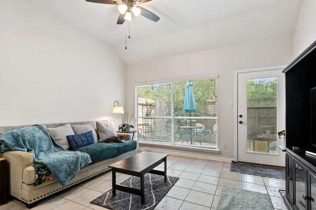 $265,000 | 127 East Greenhill Terrace Place, The Woodlands, TX 77382