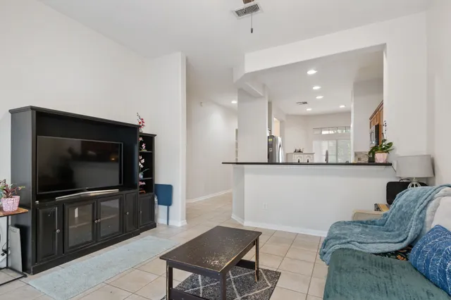 $265,000 | 127 East Greenhill Terrace Place, The Woodlands, TX 77382