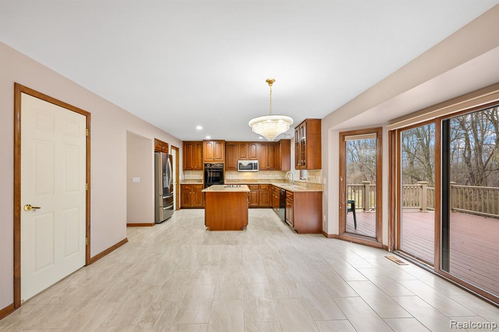1384 Lakeview Drive Rochester Hills, MI 48306 - Photo 26 of 65