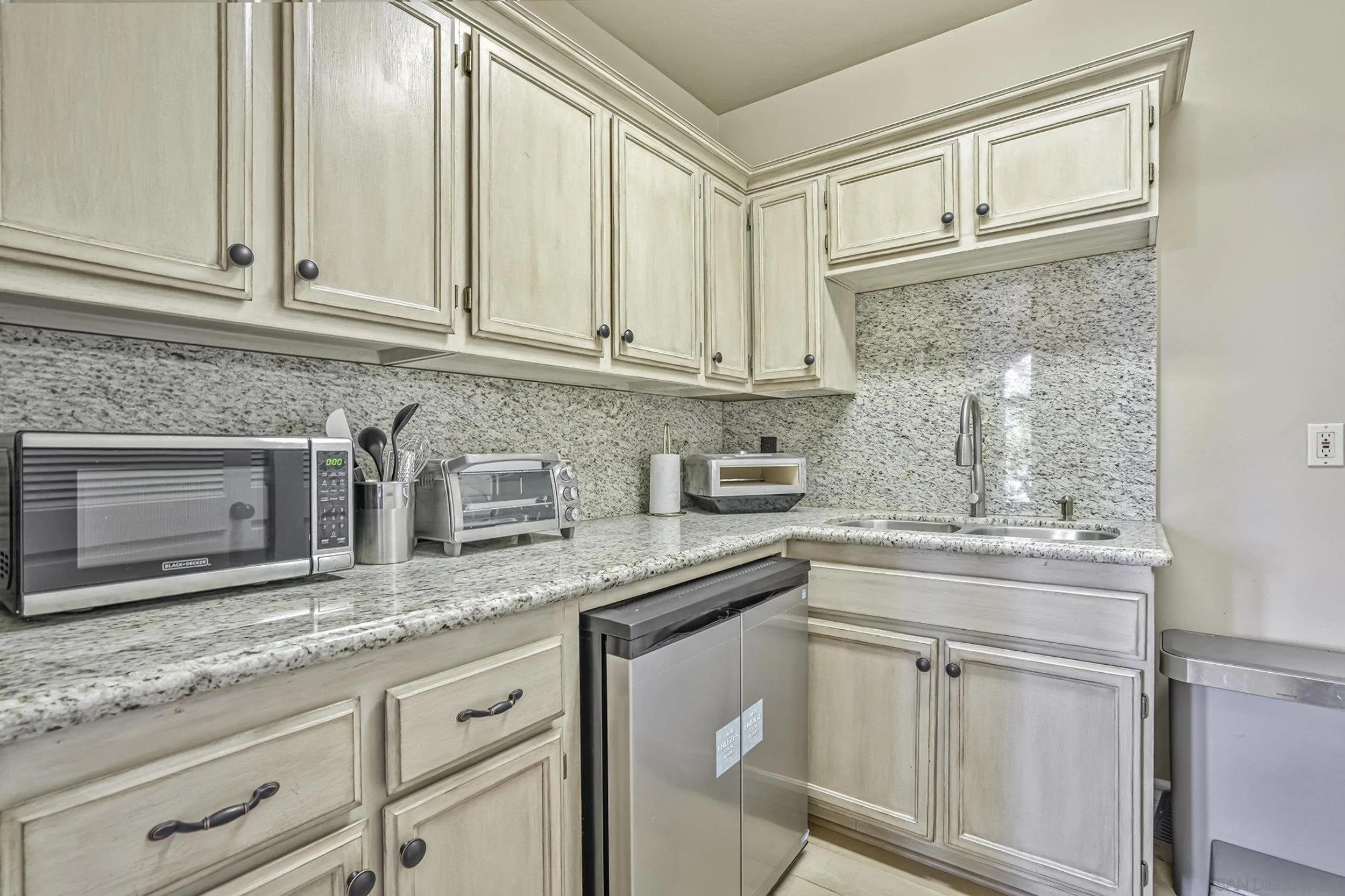 5305 La Crescenta Road Rancho Santa Fe, CA 92067 - Photo 55 of 63 Attached Guest Casita has a nice kitchenette and laundry