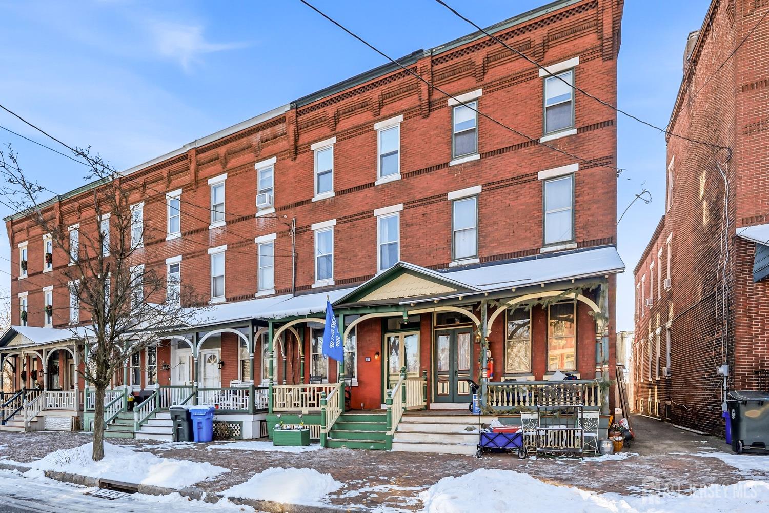 346 East Union Street Burlington, NJ 08016 - Photo 2 of 48 a front view of a building