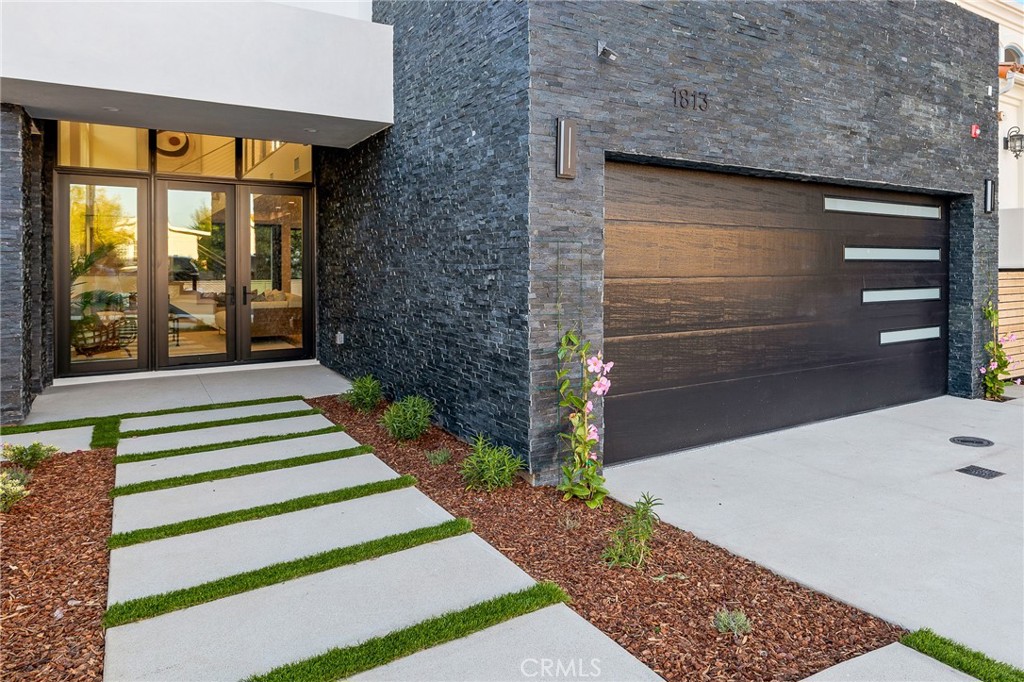 1813 Walnut Avenue Manhattan Beach, CA 90266 - Photo 3 of 73 a view of a entryway door front of house