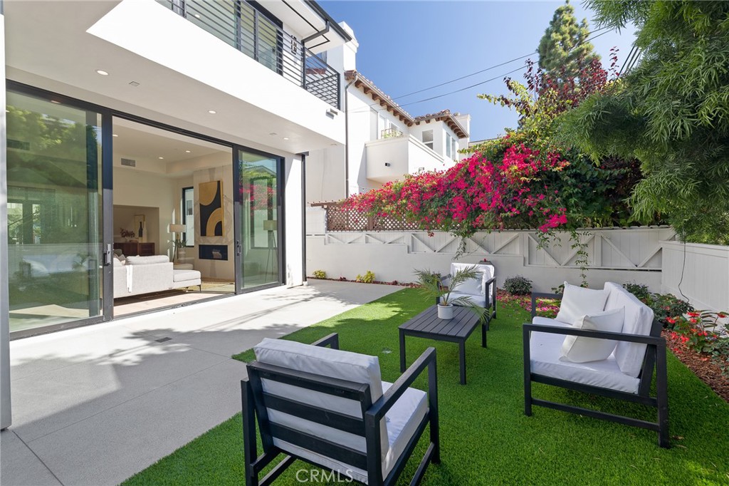1813 Walnut Avenue Manhattan Beach, CA 90266 - Photo 37 of 73 a backyard of a house with table and chairs