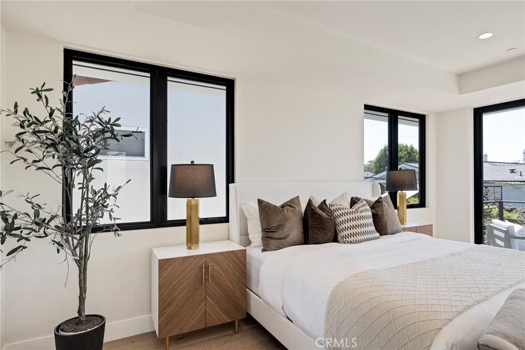 1813 Walnut Avenue Manhattan Beach, CA 90266 - Photo 70 of 73 a bedroom with a bed and a potted plant