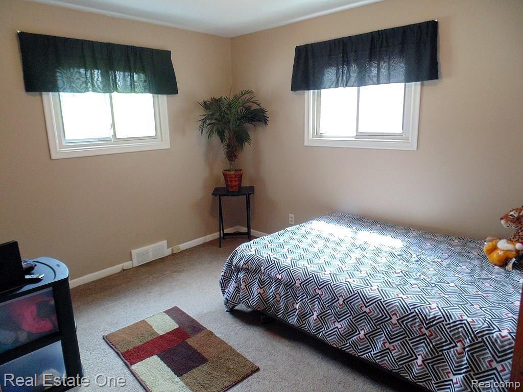 8043 Pardee Road Taylor, MI 48180 - Photo 10 of 27 DSC00983Pardee 8043 MLS.jpg