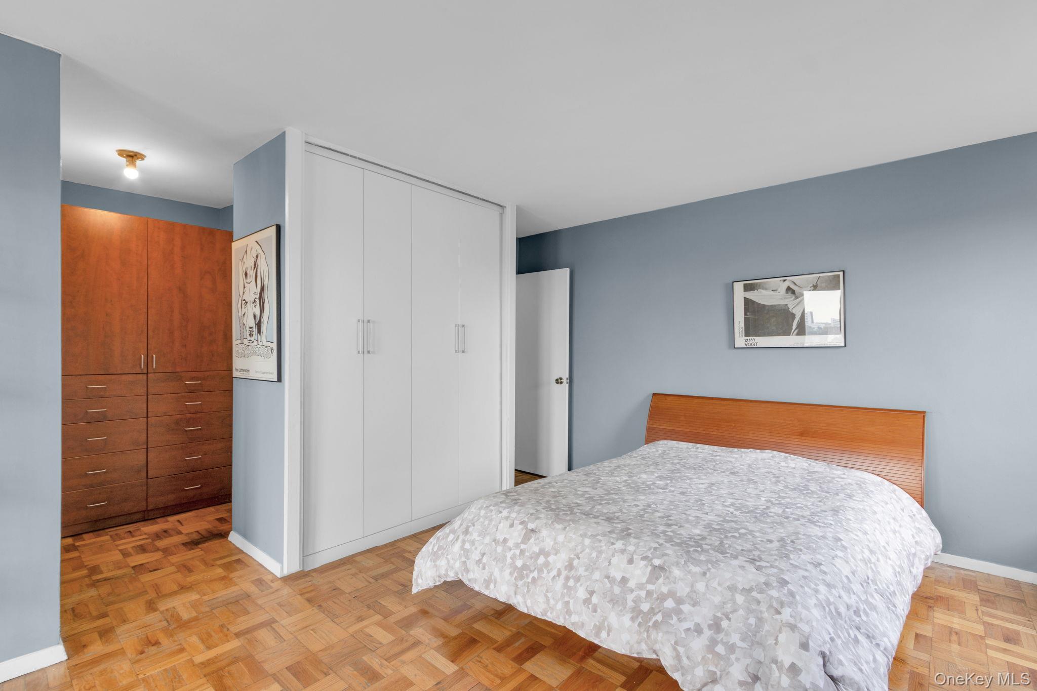 2500 Johnson Avenue, Unit 15P Bronx, NY 10463 - Photo 20 of 50 a bedroom with a bed and a painting on the wall